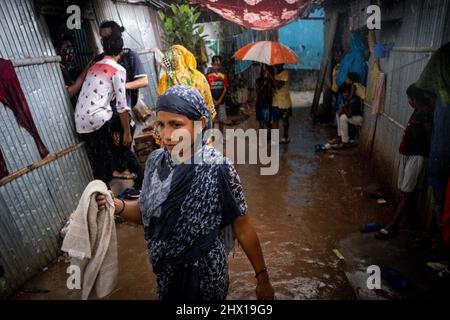 In den Slums von Duari para in Dhaka, der Hauptstadt von Bangladesch, leben hauptsächlich Klimafirmen aus dem Süden, wo sie unter den Auswirkungen des Klimawandels gelitten haben: Steigende Wasserstände, Bodenerosion und Versalzung. Dhaka, Bangladesch. Stockfoto