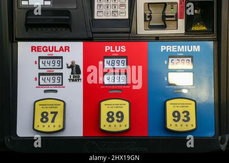 Elysburg, Usa. 08. März 2022. Die Benzinpreise werden am 8. März 2022 an einer Turkey Hill Station in ELYSBURG, Pennsylvania, auf der Pumpe angezeigt. AAA berichtete, dass der nationale Durchschnittspreis für eine Gallone Gas in den Vereinigten Staaten am 8. März 2022 ein Rekordhoch von $4,173 war. (Foto von Paul Weaver/Sipa USA) Quelle: SIPA USA/Alamy Live News Stockfoto