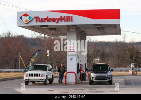 Elysburg, Usa. 08. März 2022. Am 8. März 2022 werden Autos an einer Turkey Hill Tankstelle in ELYSBURG, Pennsylvania, aufgefüllt. AAA berichtete, dass der nationale Durchschnittspreis für eine Gallone Gas in den Vereinigten Staaten am 8. März 2022 ein Rekordhoch von $4,173 war. (Foto von Paul Weaver/Sipa USA) Quelle: SIPA USA/Alamy Live News Stockfoto