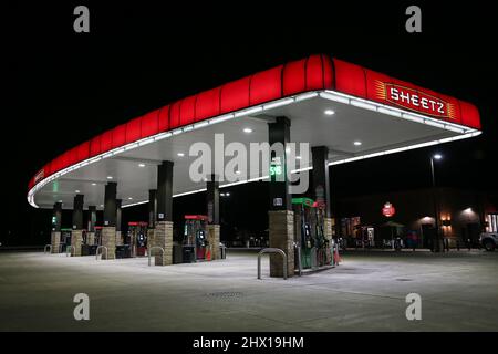 Elysburg, Usa. 08. März 2022. Am 8. März 2022 werden an einer Sheetz-Station in ELYSBURG, Pennsylvania, Gaspumpen gesehen. AAA berichtete, dass der nationale Durchschnittspreis für eine Gallone Gas in den Vereinigten Staaten am 8. März 2022 ein Rekordhoch von $4,173 war. (Foto von Paul Weaver/Sipa USA) Quelle: SIPA USA/Alamy Live News Stockfoto