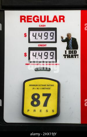 Elysburg, Usa. 08. März 2022. Am 8. März 2022 wird an einer Tankstelle in Turkey Hill in ELYSBURG, Pennsylvania, ein Aufkleber von US-Präsident Joe Biden auf eine Gaspumpe angebracht. AAA berichtete, dass der nationale Durchschnittspreis für eine Gallone Gas in den Vereinigten Staaten am 8. März 2022 ein Rekordhoch von $4,173 war. (Foto von Paul Weaver/Sipa USA) Quelle: SIPA USA/Alamy Live News Stockfoto