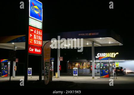 Elysburg, Usa. 08. März 2022. Die Benzinpreise werden am 8. März 2022 an einer Sunoco-Station in ELYSBURG, Pennsylvania, angezeigt. AAA berichtete, dass der nationale Durchschnittspreis für eine Gallone Gas in den Vereinigten Staaten am 8. März 2022 ein Rekordhoch von $4,173 war. (Foto von Paul Weaver/Sipa USA) Quelle: SIPA USA/Alamy Live News Stockfoto