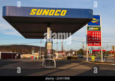 Elysburg, Usa. 08. März 2022. Die Benzinpreise werden am 8. März 2022 an einer Sunoco-Station in ELYSBURG, Pennsylvania, angezeigt. AAA berichtete, dass der nationale Durchschnittspreis für eine Gallone Gas in den Vereinigten Staaten am 8. März 2022 ein Rekordhoch von $4,173 war. (Foto von Paul Weaver/Sipa USA) Quelle: SIPA USA/Alamy Live News Stockfoto