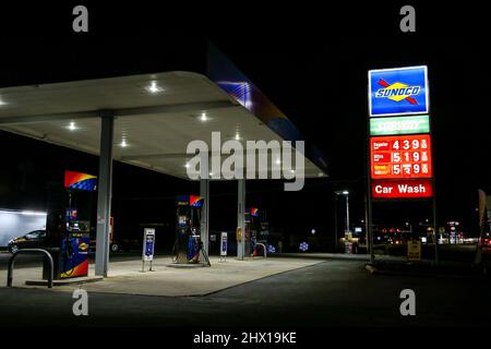 Elysburg, Usa. 08. März 2022. Die Benzinpreise werden am 8. März 2022 an einer Sunoco-Station in ELYSBURG, Pennsylvania, angezeigt. AAA berichtete, dass der nationale Durchschnittspreis für eine Gallone Gas in den Vereinigten Staaten am 8. März 2022 ein Rekordhoch von $4,173 war. (Foto von Paul Weaver/Sipa USA) Quelle: SIPA USA/Alamy Live News Stockfoto