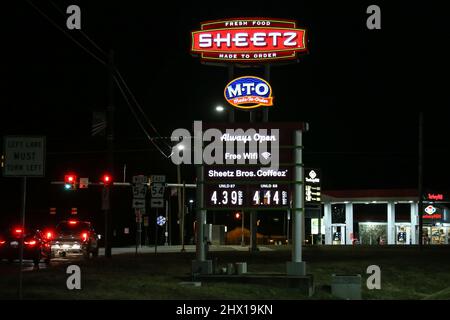 Elysburg, Usa. 08. März 2022. Die Benzinpreise werden am 8. März 2022 an einer Sheetz-Station in ELYSBURG, Pennsylvania, angezeigt. AAA berichtete, dass der nationale Durchschnittspreis für eine Gallone Gas in den Vereinigten Staaten am 8. März 2022 ein Rekordhoch von $4,173 war. (Foto von Paul Weaver/Sipa USA) Quelle: SIPA USA/Alamy Live News Stockfoto