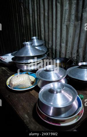 In den Slums von Duari para in Dhaka, der Hauptstadt von Bangladesch, leben hauptsächlich Klimafirmen aus dem Süden, wo sie unter den Auswirkungen des Klimawandels gelitten haben: Steigende Wasserstände, Bodenerosion und Versalzung. Dhaka, Bangladesch. Stockfoto