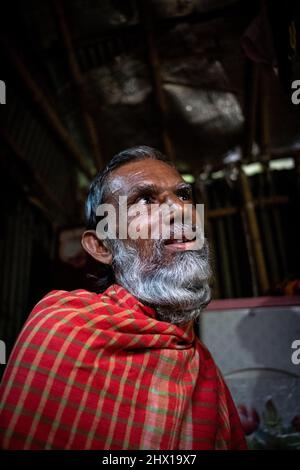 In den Slums von Duari para in Dhaka, der Hauptstadt von Bangladesch, leben hauptsächlich Klimafirmen aus dem Süden, wo sie unter den Auswirkungen des Klimawandels gelitten haben: Steigende Wasserstände, Bodenerosion und Versalzung. Dhaka, Bangladesch. Stockfoto
