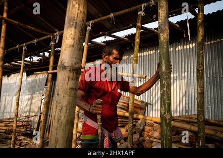 In den Slums von Duari para in Dhaka, der Hauptstadt von Bangladesch, leben hauptsächlich Klimafirmen aus dem Süden, wo sie unter den Auswirkungen des Klimawandels gelitten haben: Steigende Wasserstände, Bodenerosion und Versalzung. Dhaka, Bangladesch. Stockfoto