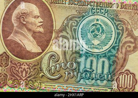 Fragment einer alten Banknote der ehemaligen Sowjetunion mit einem Nennwert von 100 Rubel. Hintergrund. Stockfoto
