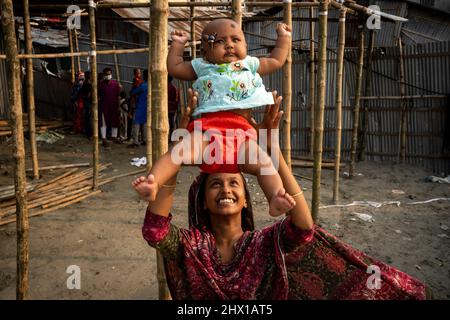 In den Slums von Duari para in Dhaka, der Hauptstadt von Bangladesch, leben hauptsächlich Klimafirmen aus dem Süden, wo sie unter den Auswirkungen des Klimawandels gelitten haben: Steigende Wasserstände, Bodenerosion und Versalzung. Dhaka, Bangladesch. Stockfoto