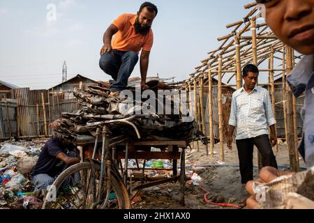 In den Slums von Duari para in Dhaka, der Hauptstadt von Bangladesch, leben hauptsächlich Klimafirmen aus dem Süden, wo sie unter den Auswirkungen des Klimawandels gelitten haben: Steigende Wasserstände, Bodenerosion und Versalzung. Dhaka, Bangladesch. Stockfoto