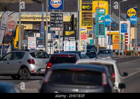 Wasserbillig, Luxemburg. 08. März 2022. Autos fahren an Tankstellen in Wasserbillig, Luxemburg, nahe der deutschen Grenze vorbei. Im Großherzogtum sind die von der Regierung festgelegten Kraftstoffpreise gestiegen, liegen aber immer noch deutlich unter denen in Deutschland. Quelle: Harald Tittel/dpa/Alamy Live News Stockfoto