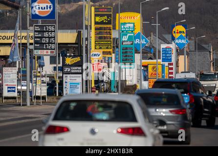 Wasserbillig, Luxemburg. 08. März 2022. Autos fahren an Tankstellen in Wasserbillig, Luxemburg, nahe der deutschen Grenze vorbei. Im Großherzogtum sind die von der Regierung festgelegten Kraftstoffpreise gestiegen, liegen aber immer noch deutlich unter denen in Deutschland. Quelle: Harald Tittel/dpa/Alamy Live News Stockfoto