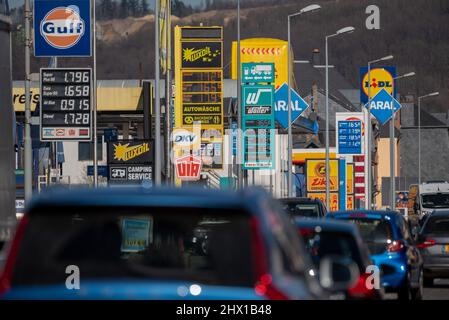 Wasserbillig, Luxemburg. 08. März 2022. Autos fahren an Tankstellen in Wasserbillig, Luxemburg, nahe der deutschen Grenze vorbei. Im Großherzogtum sind die von der Regierung festgelegten Kraftstoffpreise gestiegen, liegen aber immer noch deutlich unter denen in Deutschland. Quelle: Harald Tittel/dpa/Alamy Live News Stockfoto