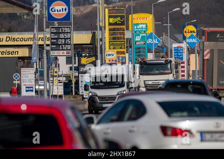 Wasserbillig, Luxemburg. 08. März 2022. Autos fahren an Tankstellen in Wasserbillig, Luxemburg, nahe der deutschen Grenze vorbei. Im Großherzogtum sind die von der Regierung festgelegten Kraftstoffpreise gestiegen, liegen aber immer noch deutlich unter denen in Deutschland. Quelle: Harald Tittel/dpa/Alamy Live News Stockfoto