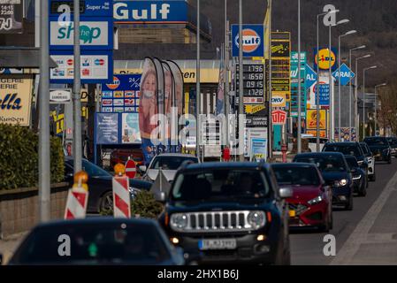 Wasserbillig, Luxemburg. 08. März 2022. Autos fahren an Tankstellen in Wasserbillig, Luxemburg, nahe der deutschen Grenze vorbei. Im Großherzogtum sind die von der Regierung festgelegten Kraftstoffpreise gestiegen, liegen aber immer noch deutlich unter denen in Deutschland. Quelle: Harald Tittel/dpa/Alamy Live News Stockfoto