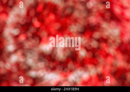 Abstrakter roter Hintergrund, unscharf. Foto mit Richtungsunschärfe und Bewegungseffekt. Stockfoto