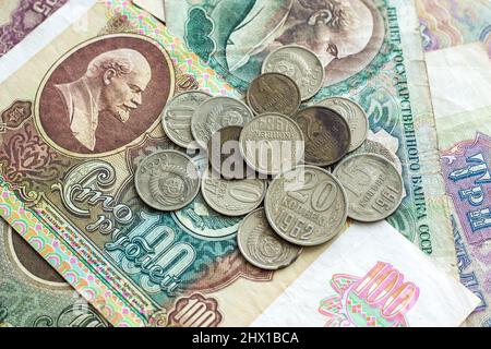 Altes Geld (Banknoten und Münzen) in der UdSSR. Vintage-Hintergrund Stockfoto