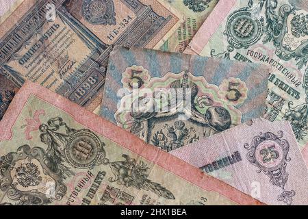 Altes königliches Geld. Staatliche Kreditkarte Russland, Ende 19. Anfang 20. Jahrhundert. Hintergrund Stockfoto