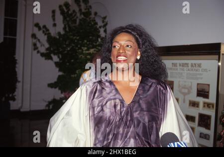 Die amerikanische Opernsängerin und Rezitalistin Jessye Norman kommt am 14. Mai 1991 zum Staatsessen zu Ehren von Königin Elizabeth II im Weißen Haus in Washington, DC.Quelle: Ron Sachs / CNP /MediaPunch Stockfoto