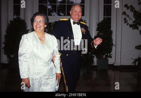 Norman Schwarzkopf Jr., Kommandant des United States Central Command (CENCOM) und seine Frau Brenda kommen am 14. Mai 1991 zum Staatsessen zu Ehren von Königin Elizabeth II. Ins Weiße Haus in Washington, DC.Quelle: Ron Sachs / CNP /MediaPunch Stockfoto