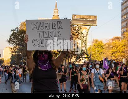 Frauen zeigen ein Banner beim Frauentag am 8M. März - Santiago, Chile - 08. März 2022. Hochwertige Fotos Stockfoto