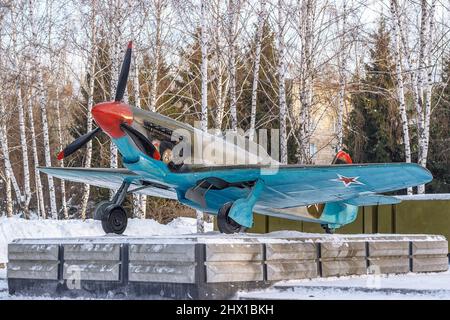 Sowjetischer Luftjäger-Bomber YAK-9, aus dem Zweiten Weltkrieg, historisches Militärdenkmal in Nowosibirsk. Darstellung von Technik und Bewaffnung. Das Denkmal Stockfoto