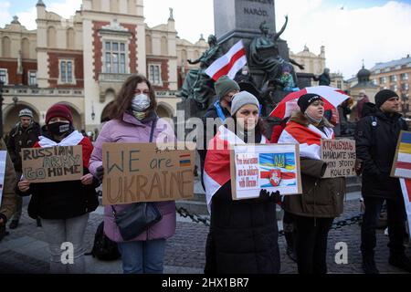 Krakau, Polen. 27.. Februar 2022. Demonstranten halten während der Demonstration Plakate mit ihrer Meinung auf dem Krakauer Hauptplatz.nach der russischen Aggression auf die Ukraine im Februar dieses Jahres protestieren Menschen auf der ganzen Welt, um Unterstützung für das angegriffene Land zu zeigen. Eine von ihnen war eine von den in Krakau lebenden Weißrussen organisierte Demonstration, die die Freiheit der Ukraine und Weißrussland forderte. (Bild: © Vito Corleone/SOPA Images via ZUMA Press Wire) Stockfoto