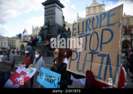 Krakau, Polen. 27.. Februar 2022. Ein Protestler hält während der Demonstration ein Plakat mit der Aufschrift "Europa stoppt Putin".nach der russischen Aggression auf die Ukraine im Februar dieses Jahres protestieren Menschen auf der ganzen Welt, um Unterstützung für das angegriffene Land zu zeigen. Eine von ihnen war eine von den in Krakau lebenden Weißrussen organisierte Demonstration, die die Freiheit der Ukraine und Weißrussland forderte. (Bild: © Vito Corleone/SOPA Images via ZUMA Press Wire) Stockfoto