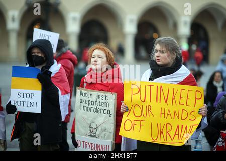 Krakau, Polen. 27.. Februar 2022. Während der Demonstration halten Demonstranten Plakate mit Anti-Putin-Parolen.nach der russischen Aggression auf die Ukraine im Februar dieses Jahres protestieren Menschen auf der ganzen Welt, um Unterstützung für das angegriffene Land zu zeigen. Eine von ihnen war eine von den in Krakau lebenden Weißrussen organisierte Demonstration, die die Freiheit der Ukraine und Weißrussland forderte. (Bild: © Vito Corleone/SOPA Images via ZUMA Press Wire) Stockfoto