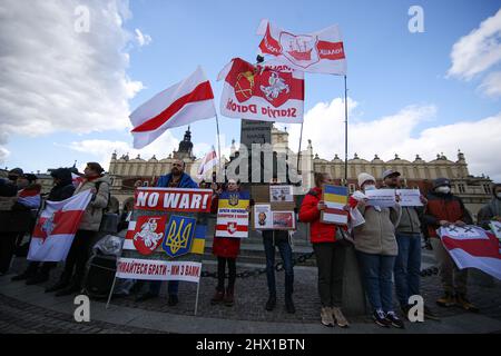 Krakau, Polen. 27.. Februar 2022. Während der Demonstration sahen die Demonstranten belarussische und ukrainische Flaggen und Symbole mit einem Schild mit der Aufschrift "kein Krieg".nach der russischen Aggression auf die Ukraine im Februar dieses Jahres protestierten Menschen auf der ganzen Welt, um Unterstützung für das angegriffene Land zu zeigen. Eine von ihnen war eine von den in Krakau lebenden Weißrussen organisierte Demonstration, die die Freiheit der Ukraine und Weißrussland forderte. (Bild: © Vito Corleone/SOPA Images via ZUMA Press Wire) Stockfoto