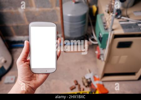 Sanitär-Smartphone-App Mock up auf Warmwasserbereiter Service Hintergrund für Reparaturwerkstätten mit Kopieplatz.. Stockfoto