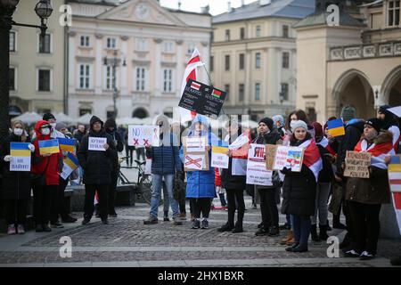 Krakau, Polen. 27.. Februar 2022. Demonstranten halten Plakate, auf denen ihre Meinung während der Demonstration zum Ausdruck kommt.nach der russischen Aggression auf die Ukraine im Februar dieses Jahres protestieren Menschen auf der ganzen Welt, um Unterstützung für das angegriffene Land zu zeigen. Eine von ihnen war eine von den in Krakau lebenden Weißrussen organisierte Demonstration, die die Freiheit der Ukraine und Weißrussland forderte. (Bild: © Vito Corleone/SOPA Images via ZUMA Press Wire) Stockfoto