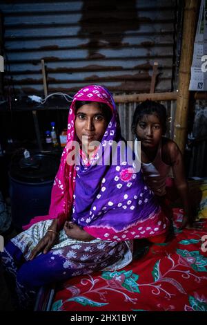 In den Slums von Duari para in Dhaka, der Hauptstadt von Bangladesch, leben hauptsächlich Klimafirmen aus dem Süden, wo sie unter den Auswirkungen des Klimawandels gelitten haben: Steigende Wasserstände, Bodenerosion und Versalzung. Dhaka, Bangladesch. Stockfoto