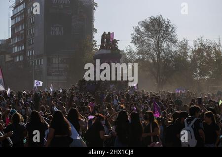 Santiago, Metropolitana, Chile. 8. März 2022. Tausende Frauen versammeln sich auf der Plaza Italia zum Gedenken an den Internationalen Frauentag in Santiago, Chile, 8. März 2022. (Bild: © Matias Basualdo/ZUMA Press Wire) Stockfoto