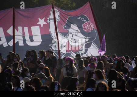 Santiago, Metropolitana, Chile. 8. März 2022. Tausende Frauen versammeln sich auf der Plaza Italia zum Gedenken an den Internationalen Frauentag in Santiago, Chile, 8. März 2022. (Bild: © Matias Basualdo/ZUMA Press Wire) Stockfoto