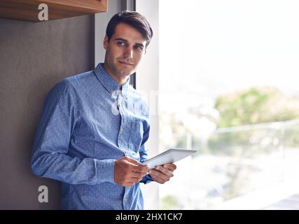 Erfolg ist ein Schritt-für-Schritt-Prozess. Aufnahme eines jungen Geschäftsmannes, der mit einem digitalen Tablet steht. Stockfoto