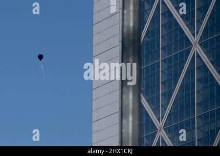 Santiago, Metropolitana, Chile. 8. März 2022. Ein herzförmiger Ballon fliegt in der Nähe eines Gebäudes, bei einem marsch entlang der Straßen im Rahmen des Internationalen Frauentags in Santiago, Chile, 8. März 2022. (Bild: © Matias Basualdo/ZUMA Press Wire) Stockfoto