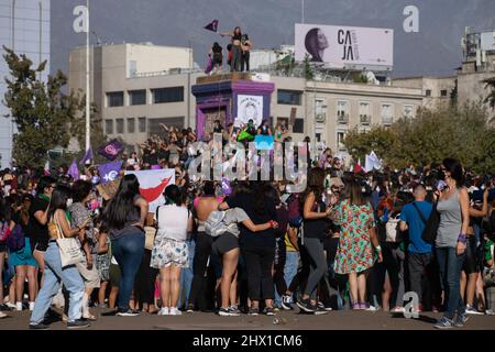 Santiago, Metropolitana, Chile. 8. März 2022. Tausende Frauen versammeln sich auf der Plaza Italia zum Gedenken an den Internationalen Frauentag in Santiago, Chile, 8. März 2022. (Bild: © Matias Basualdo/ZUMA Press Wire) Stockfoto
