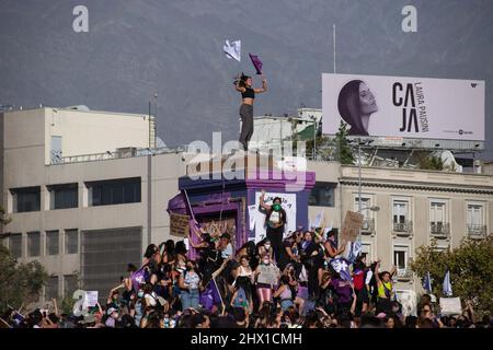 Santiago, Metropolitana, Chile. 8. März 2022. Tausende Frauen versammeln sich auf der Plaza Italia zum Gedenken an den Internationalen Frauentag in Santiago, Chile, 8. März 2022. (Bild: © Matias Basualdo/ZUMA Press Wire) Stockfoto