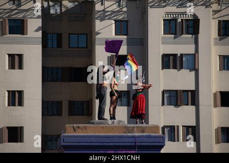 Santiago, Metropolitana, Chile. 8. März 2022. Tausende Frauen versammeln sich auf der Plaza Italia zum Gedenken an den Internationalen Frauentag in Santiago, Chile, 8. März 2022. (Bild: © Matias Basualdo/ZUMA Press Wire) Stockfoto