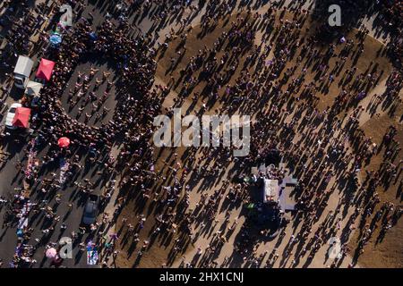 Santiago, Metropolitana, Chile. 8. März 2022. Tausende Frauen versammeln sich auf der Plaza Italia zum Gedenken an den Internationalen Frauentag in Santiago, Chile, 8. März 2022. (Bild: © Matias Basualdo/ZUMA Press Wire) Stockfoto