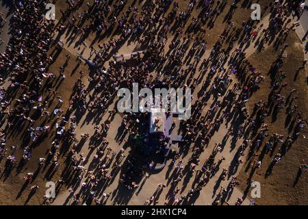 Santiago, Metropolitana, Chile. 8. März 2022. Tausende Frauen versammeln sich auf der Plaza Italia zum Gedenken an den Internationalen Frauentag in Santiago, Chile, 8. März 2022. (Bild: © Matias Basualdo/ZUMA Press Wire) Stockfoto