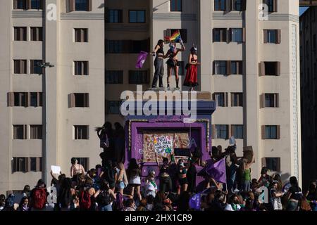 Santiago, Metropolitana, Chile. 8. März 2022. Tausende Frauen versammeln sich auf der Plaza Italia zum Gedenken an den Internationalen Frauentag in Santiago, Chile, 8. März 2022. (Bild: © Matias Basualdo/ZUMA Press Wire) Stockfoto