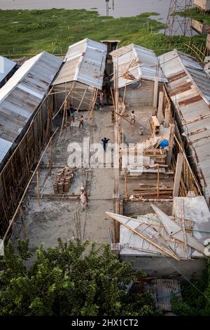 In den Slums von Duari para in Dhaka, der Hauptstadt von Bangladesch, leben hauptsächlich Klimafirmen aus dem Süden, wo sie unter den Auswirkungen des Klimawandels gelitten haben: Steigende Wasserstände, Bodenerosion und Versalzung. Dhaka, Bangladesch. Stockfoto