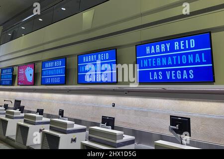 Leere Ticketschalter am Harry Reid International Airport, auch bekannt als McCarran International Airport (LAS), Sonntag, 6. März 2022, in Las Vegas. Stockfoto