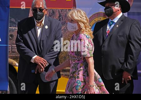 Tucson, Arizona, USA. 8. März 2022. First Lady Jill Biden tritt Xavier Becerra, dem Sekretär des US-Gesundheitsministeriums, im Xavier Health Center auf dem Tohono O' Odham Reservat bei. Hervorhebung der Biden-Administration Cancer Moonshot-Initiative. (Bild: © Christopher Brown/ZUMA Press Wire) Stockfoto