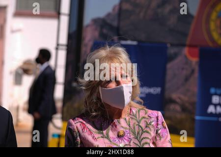 Tucson, Arizona, USA. 8. März 2022. First Lady Jill Biden tritt Xavier Becerra, dem Sekretär des US-Gesundheitsministeriums, im Xavier Health Center auf dem Tohono O' Odham Reservat bei. Hervorhebung der Biden-Administration Cancer Moonshot-Initiative. (Bild: © Christopher Brown/ZUMA Press Wire) Stockfoto