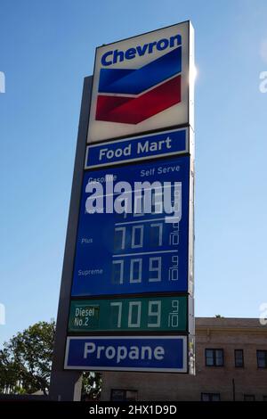 Gaspreise über $7 pro Gallone werden in einem Chevron Food Mart Convenience Store angezeigt, Dienstag, 8. März 2022, in der Innenstadt, Los Angeles. Stockfoto