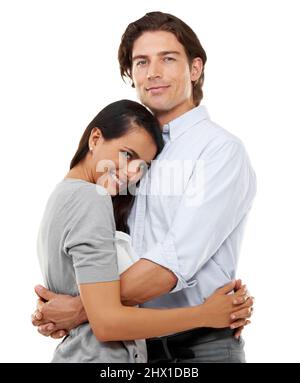Ihr Prinz Charming. Porträt eines jungen Paares, das sich isoliert auf weißem Hintergrund umarmt. Stockfoto